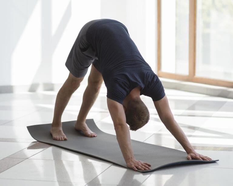 Une personne qui effectue des exercices de souplesse et mobilité à son domicile